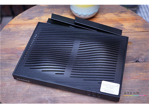 网件 R8500 三频千兆无线路由器