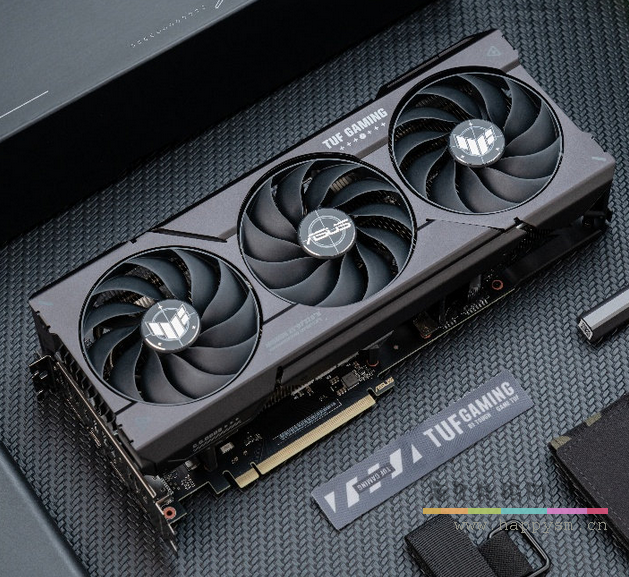 华硕 RTX4070 显卡